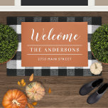 Willkommen Burnt Orange Personalisiert Familiennam<br><div class="desc">Elegante und zeitlose benutzerdefinierte Türmatte bietet "Welcome" in der Kalligraphie-Skripterstellung mit dem Nachnamen Ihrer Familie und Ihrer Zuhause-Adresse personalisiert in Weiß mit schlichten Stripakzenten. Beachten Sie,  dass der verbrannte orange/terracotta Hintergrund und die weißen Textfarben so angepasst werden können,  dass sie mit der Veranda oder der Dekoration abgestimmt werden.</div>