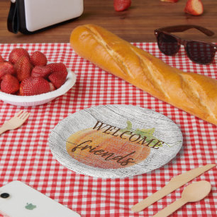 Willkommen Freunde Pumpkin auf witterten Holzplank Pappteller