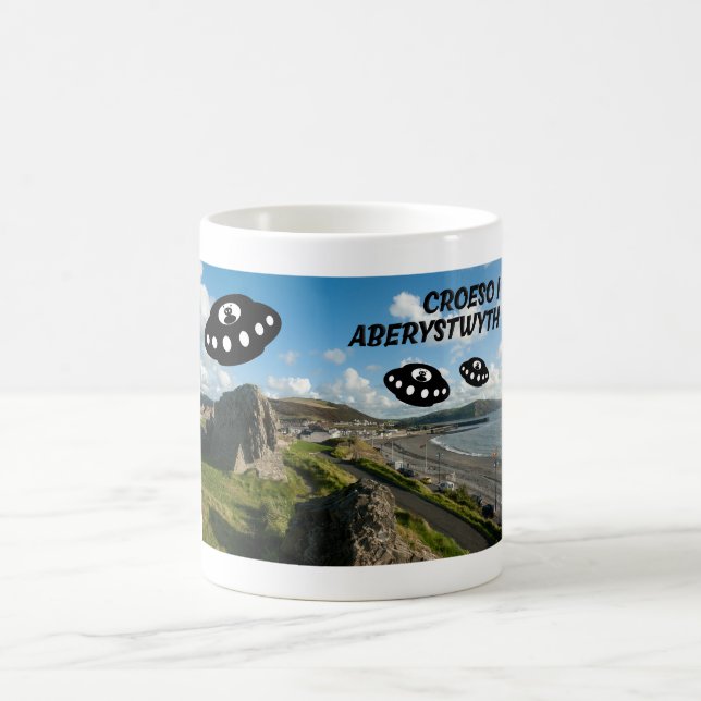 Willkommen in Abersytwyth mit einigen außerirdisch Kaffeetasse (Mittel)