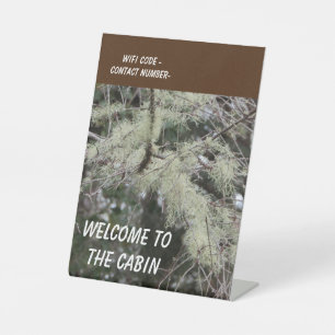 Willkommen in Cabin Moss Branches Rustic Guest Sockelschild