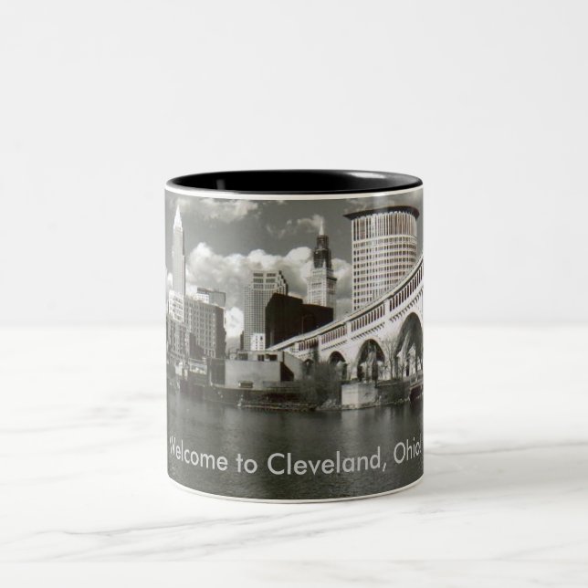 Willkommen in Cleveland, Ohio! Zweifarbige Tasse (Mittel)