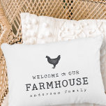 Willkommen in unserem Landhaus Rustikales Hühnchen Dekokissen<br><div class="desc">Design besteht aus moderner Country Rustic mit "Willkommen in unserem Bauernhof" Typografie. Abrufbar unter: http://www.zazzle.com/store/selectpartysupplies</div>