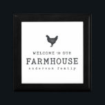 Willkommen in unserem Landhaus Rustikales Hühnchen Erinnerungskiste<br><div class="desc">Design besteht aus moderner Country Rustic mit "Willkommen in unserem Bauernhof" Typografie. Abrufbar unter: http://www.zazzle.com/store/selectpartysupplies</div>