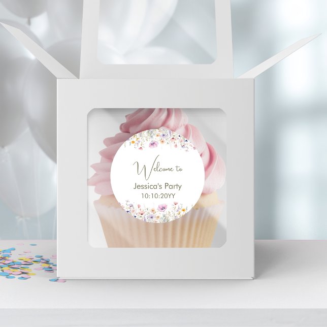 Willkommen in unserer kleinen Wildblume, die eine  Runder Aufkleber (Von Creator hochgeladen)