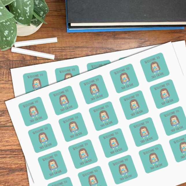 Willkommen zu den Aufklebern für den Igel der drit Quadratischer Aufkleber (Von Creator hochgeladen)