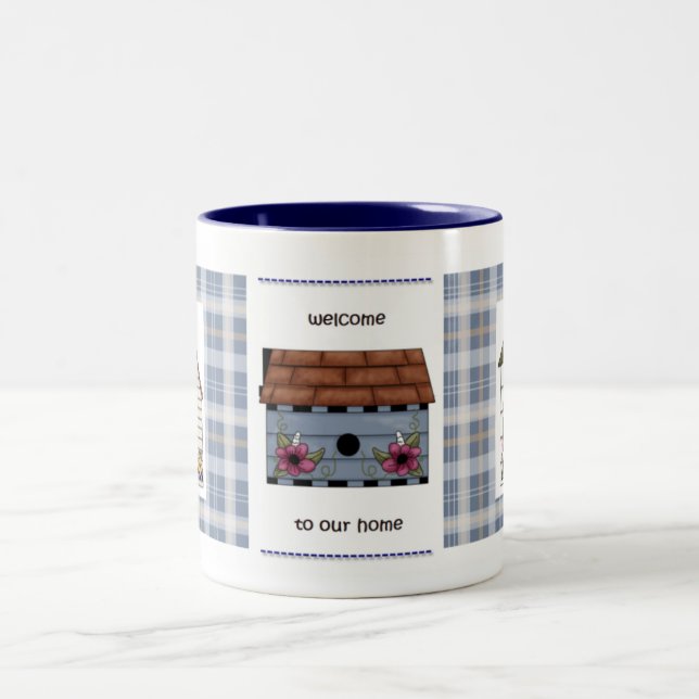 Willkommen zu unserem Zuhause Zweifarbige Tasse (Mittel)