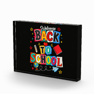 Willkommen zurück in der Schule Lehrer Glücklicher Fotoblock