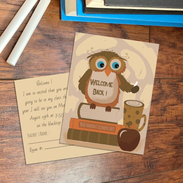 Willkommen zurück Lehrer Owl Brown Postcard Postkarte (Welcome back to school owl teacher postcard with school name .)