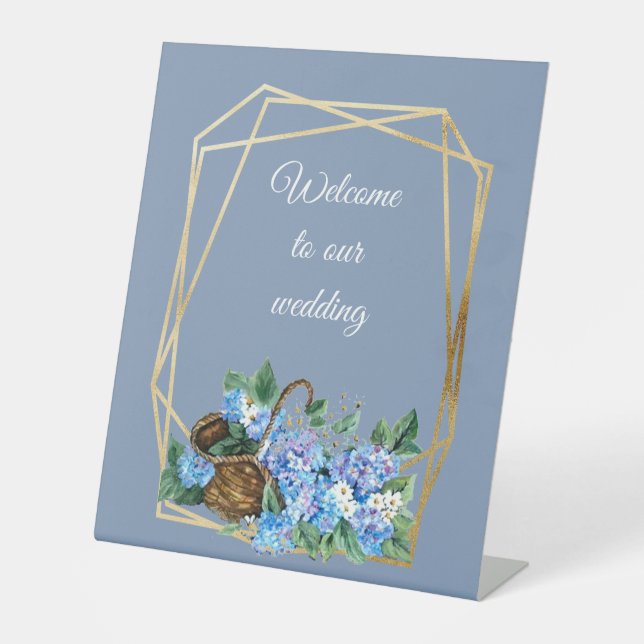 Willkommener Blumenkorb mit staubblauer Hydrangeas Sockelschild (Vorderseite)