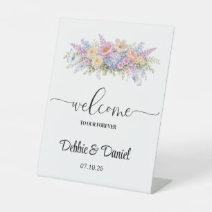 Willkommensschild für die Hochzeit auf einem Podes Sockelschild