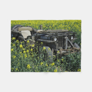 Willys MB Jeep auf einem Rapsfeld Fleecedecke