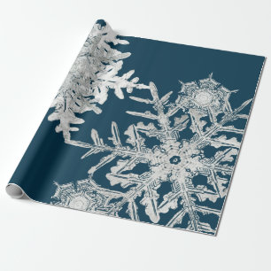WILSON BENTLEY SNOW FLAKE COLLAGE ON NIGHT BUE GESCHENKPAPIER