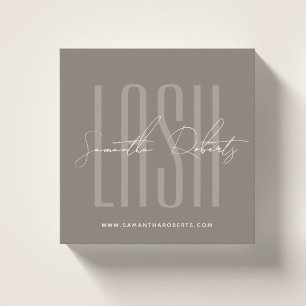 Wimpernstylistin moderne Typografieschrift taupe Q Quadratische Visitenkarte