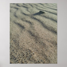Wind formt Sandwellen, rund um glatte Kiesel Poster