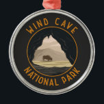 Windhöhle Nationalpark Retro Distressed Circle Ornament Aus Metall<br><div class="desc">Wind Cave Vektorgrafik Design. Die Höhle gilt als das dichteste Höhlensystem der Welt.</div>