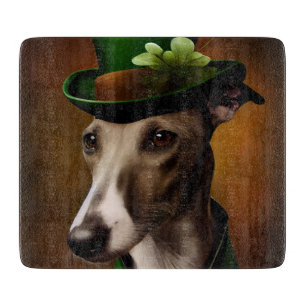 Windhund in St. Patrick's Day Kleid Schneidebrett