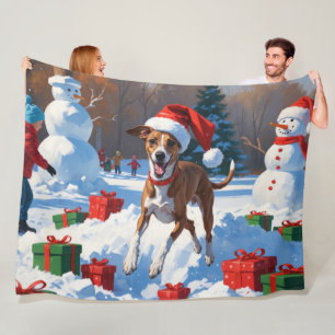 Windhund läuft im Schnee mit Weihnachtsmütze Fleecedecke