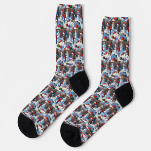 Windhund läuft im Schnee mit Weihnachtsmütze Socken