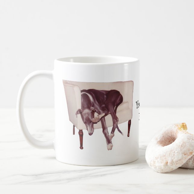 Windhund Schlafen im Stuhl Niedlich Personalisiert Kaffeetasse (Mit Donut)