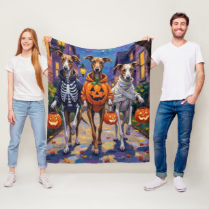 Windhunde beim Süßigkeitenbetteln in Halloween-Kos Fleecedecke