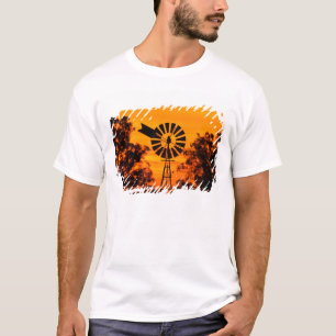 Windmühle bei Sonnenuntergang, Australien T-Shirt