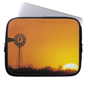 Windmühle bei Sonnenuntergang, Sinton, Texas, USA Laptopschutzhülle