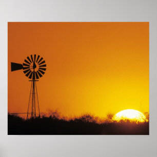Windmühle bei Sonnenuntergang, Sinton, Texas, USA Poster