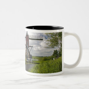 Windmühle entlang eines Kanals östlich von Leiden Zweifarbige Tasse