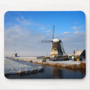 Windmühle im Schnee in einer niederländischen Wint Mousepad