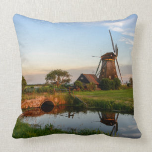 Windmühle in der Landschaft, Holland-Wurfskissen Kissen