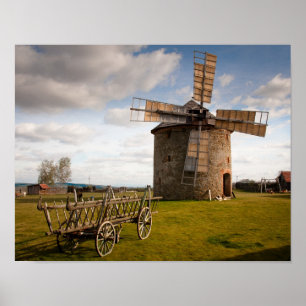 Windmühle in Grün- und Weißwolken und Blauem Himme Poster
