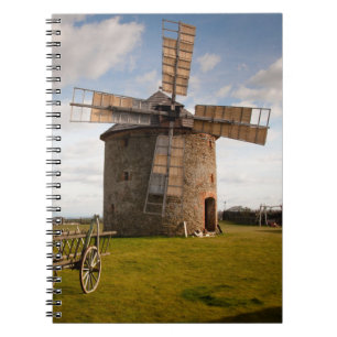 Windmühle in Grünem Feld & Weiße Wolken & Blauer H Notizblock