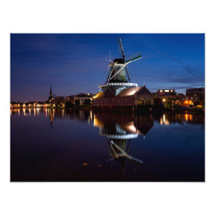 Windmühle Leidschendam mit Reflexion in der Nacht Fotodruck