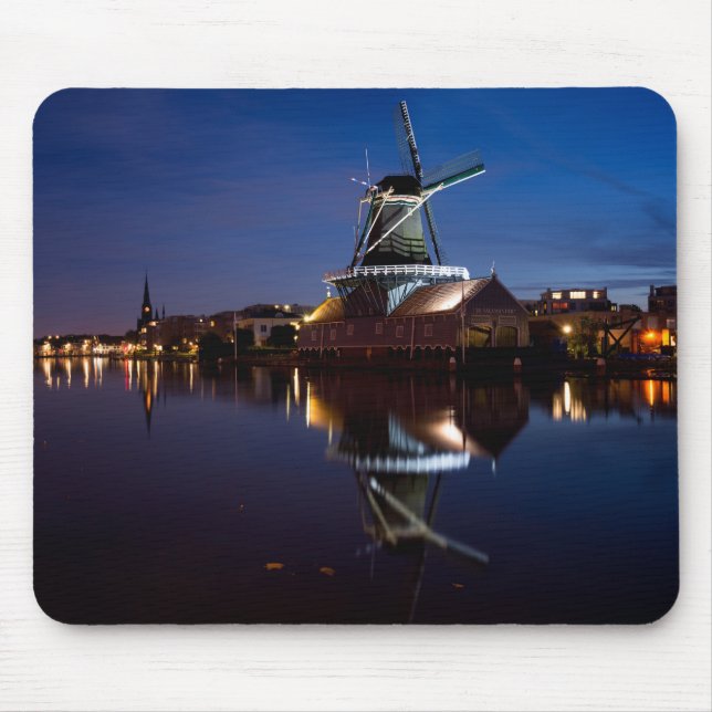 Windmühle Leidschendam mit Reflexion in der Nacht Mousepad (Vorne)