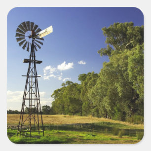 Windmühle nahe der Hume Highway, Victoria, Austral Quadratischer Aufkleber