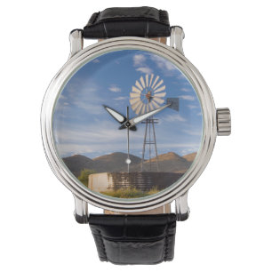 Windmühle und Damm im Karoo bei Sonnenaufgang Armbanduhr