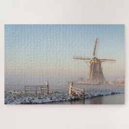 Windmühle und ein Zaun während eines Puzzle