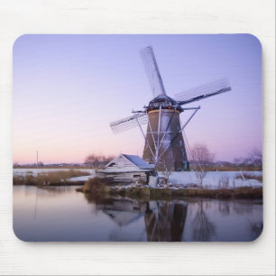 Windmühle während des Sonnenaufgangs in Holland Mousepad