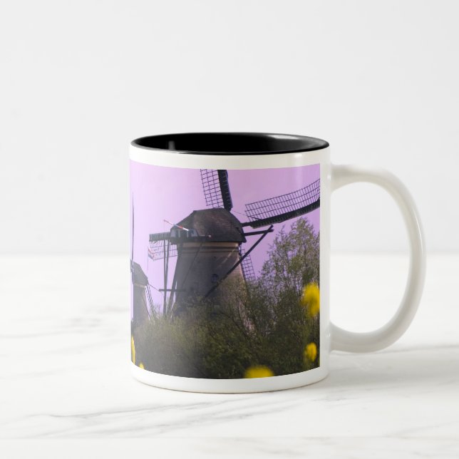 Windmühlen entlang dem Kanal in Kinderdijk, Zweifarbige Tasse (Rechts)
