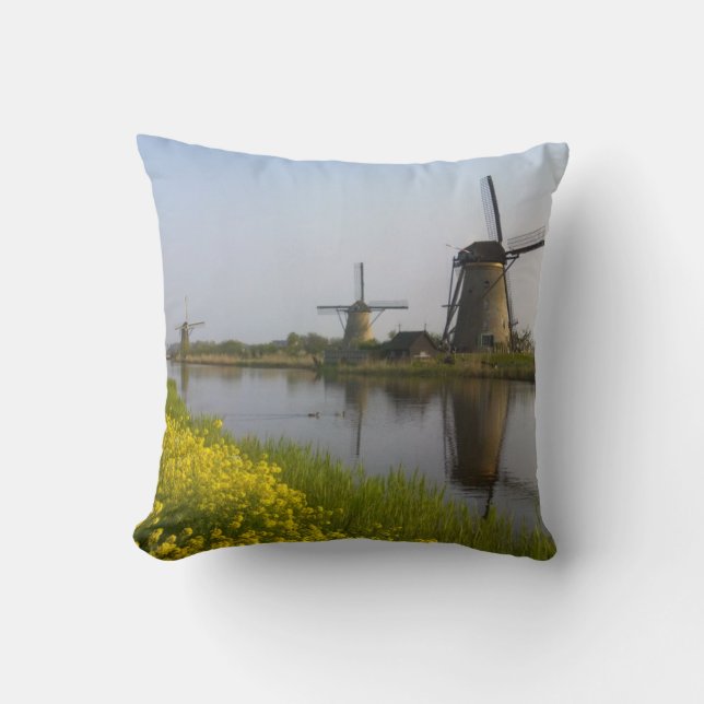Windmühlen entlang des Kanals in Kinderdijk Kissen (Vorderseite)