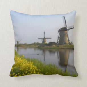 Windmühlen entlang des Kanals in Kinderdijk Kissen