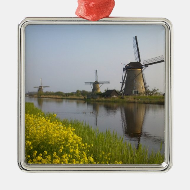 Windmühlen entlang des Kanals in Kinderdijk, Ornament Aus Metall (Vorne)