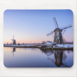 Windmühlen im Winter während eines Sonnenaufgang Mousepad