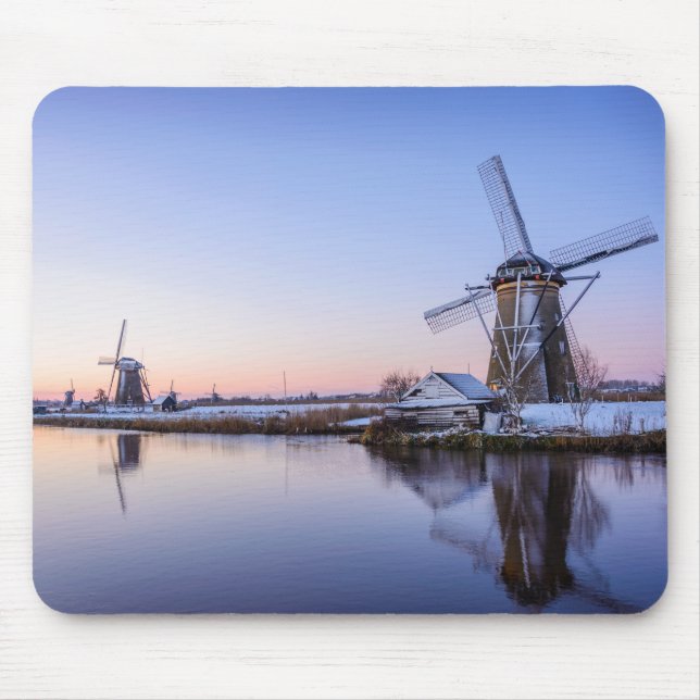 Windmühlen im Winter während eines Sonnenaufgang Mousepad (Vorne)