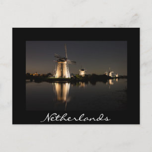 Windmühlen leuchten nachts auf schwarzer Postkarte
