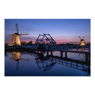 Windmühlen und eine Zugbrücke bei Sonnenuntergang Fotodruck