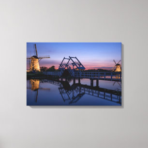 Windmühlen und eine Zugbrücke bei Sonnenuntergang  Leinwanddruck