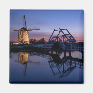 Windmühlen und eine Zugbrücke bei Sonnenuntergang Magnet
