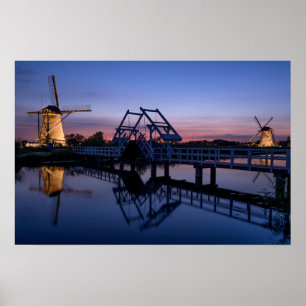 Windmühlen und eine Zugbrücke bei Sonnenuntergang  Poster