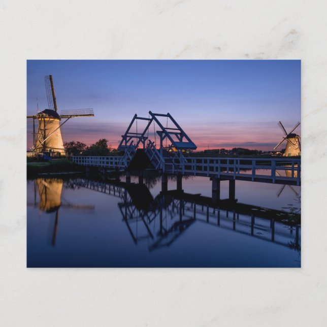 Windmühlen und eine Zugbrücke bei Sonnenuntergang Postkarte (Vorderseite)